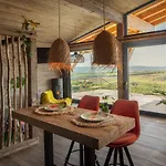 Aislamiento, Luxus Fahaz Villa *