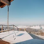 Aislamiento, Luxus Faház