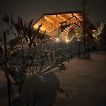 Aislamiento, Luxus Faház Villa *